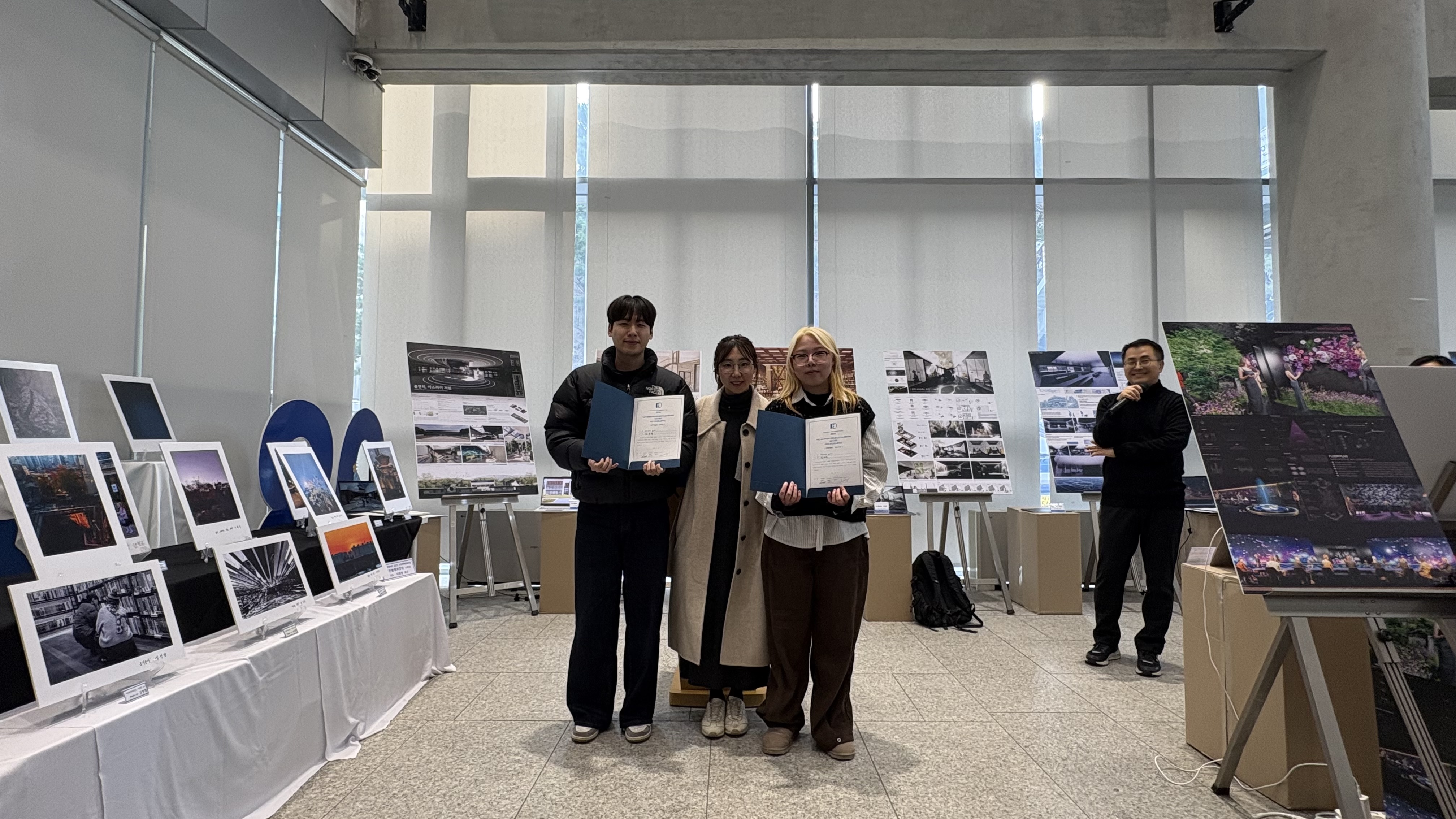 권하나 교수님께서 수상자들에게 상장을 수여하였습니다.
