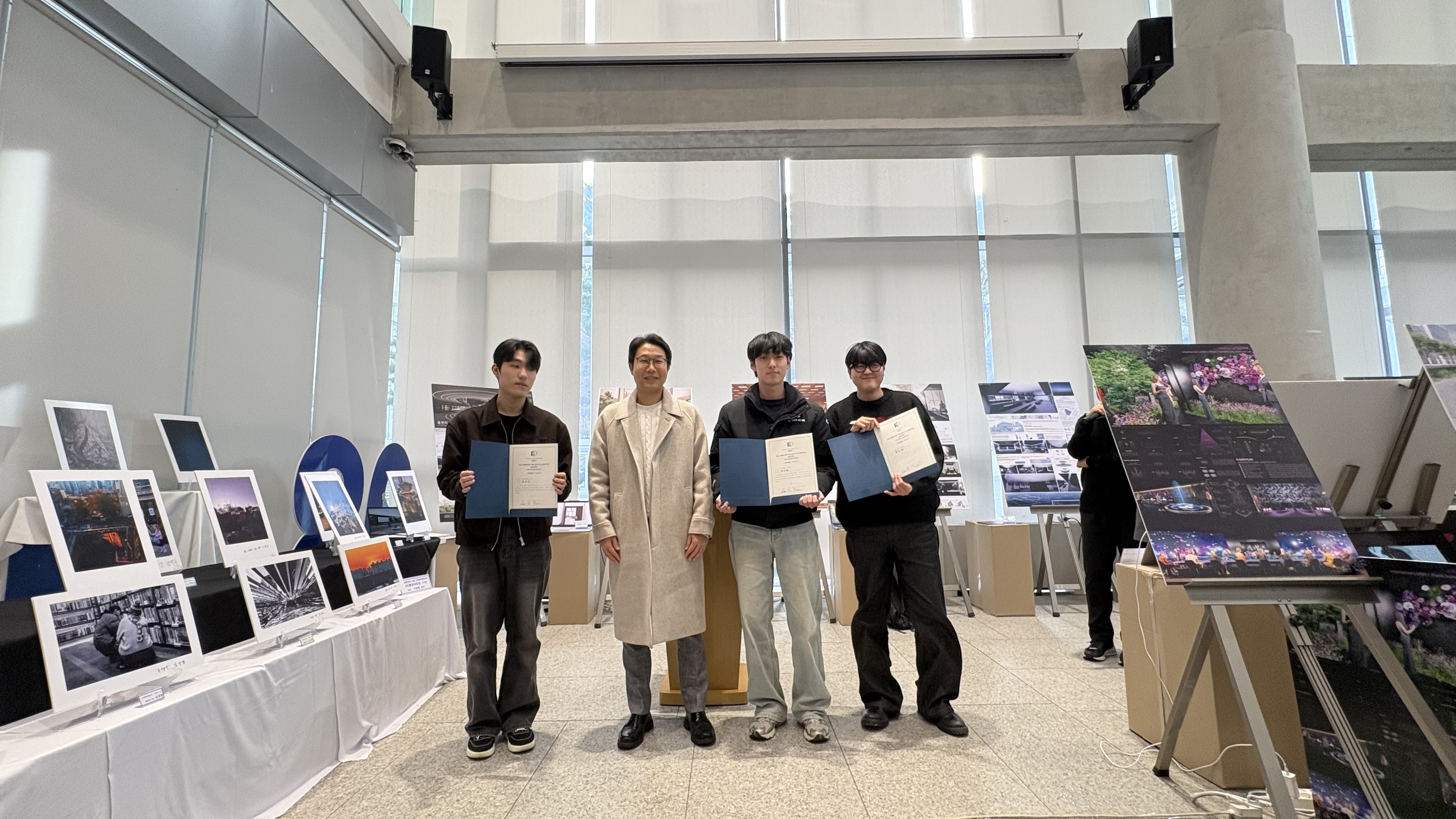 이창원 교수가 수상자들에게 상장을 수여하고 있습니다.