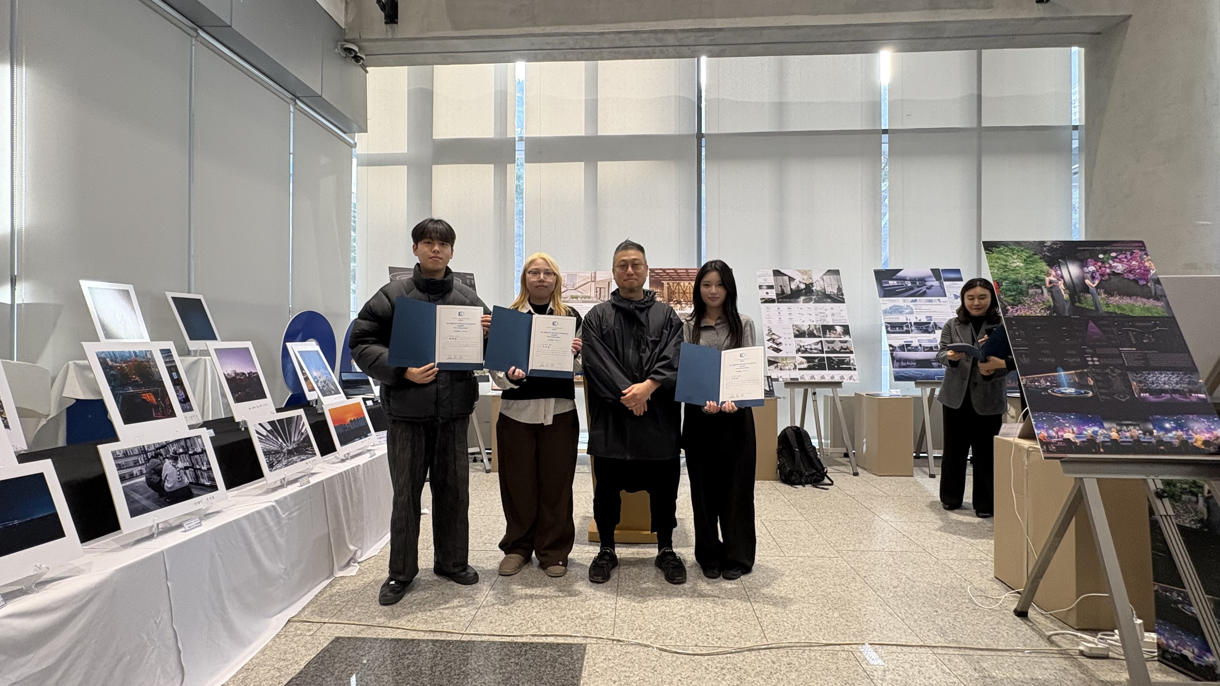 김연종 교수가 수상자들에게 상장을 수여하고 있습니다.