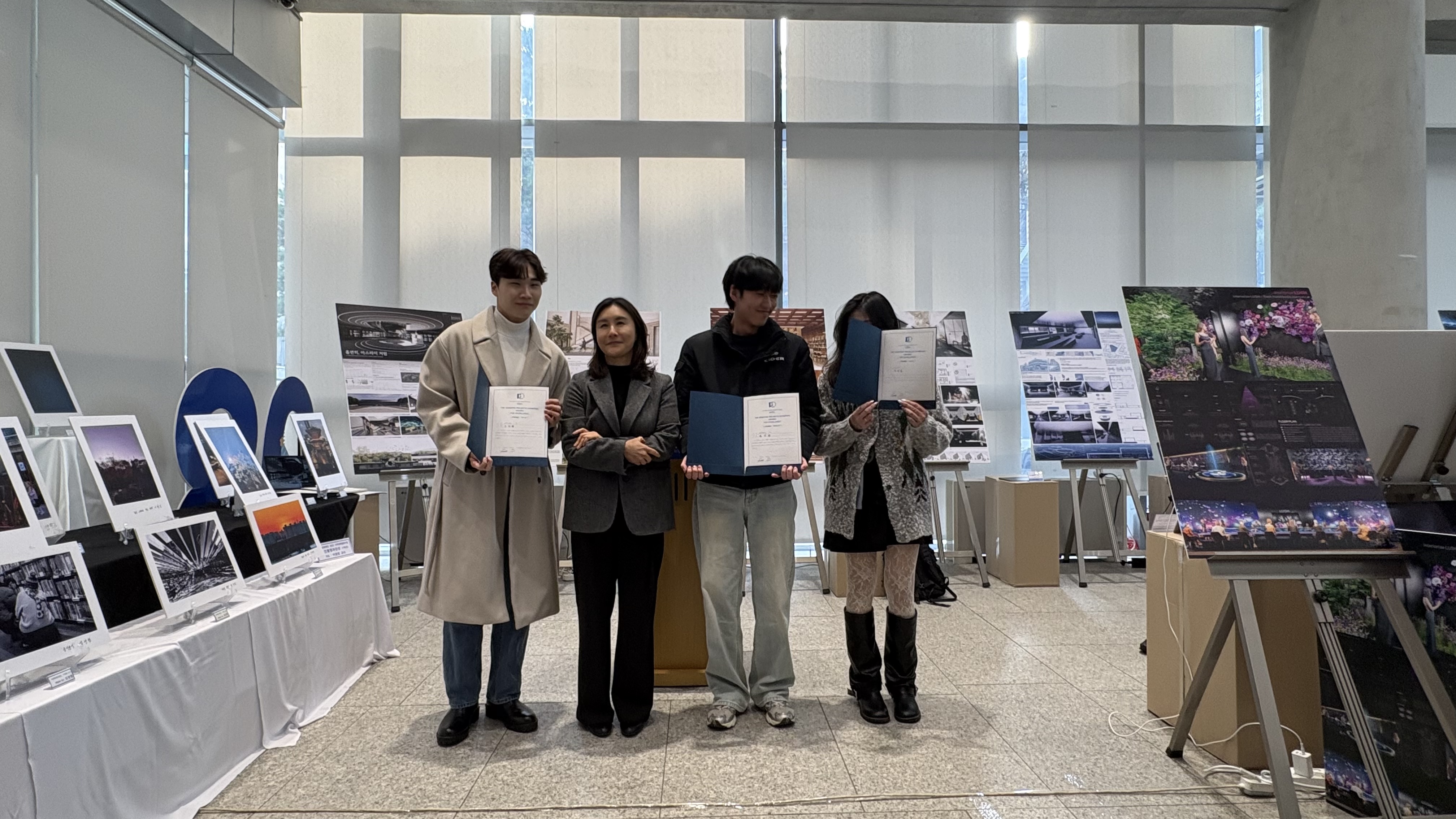 임은지 교수가 수상자들에게 상장을 수여하고 있습니다.