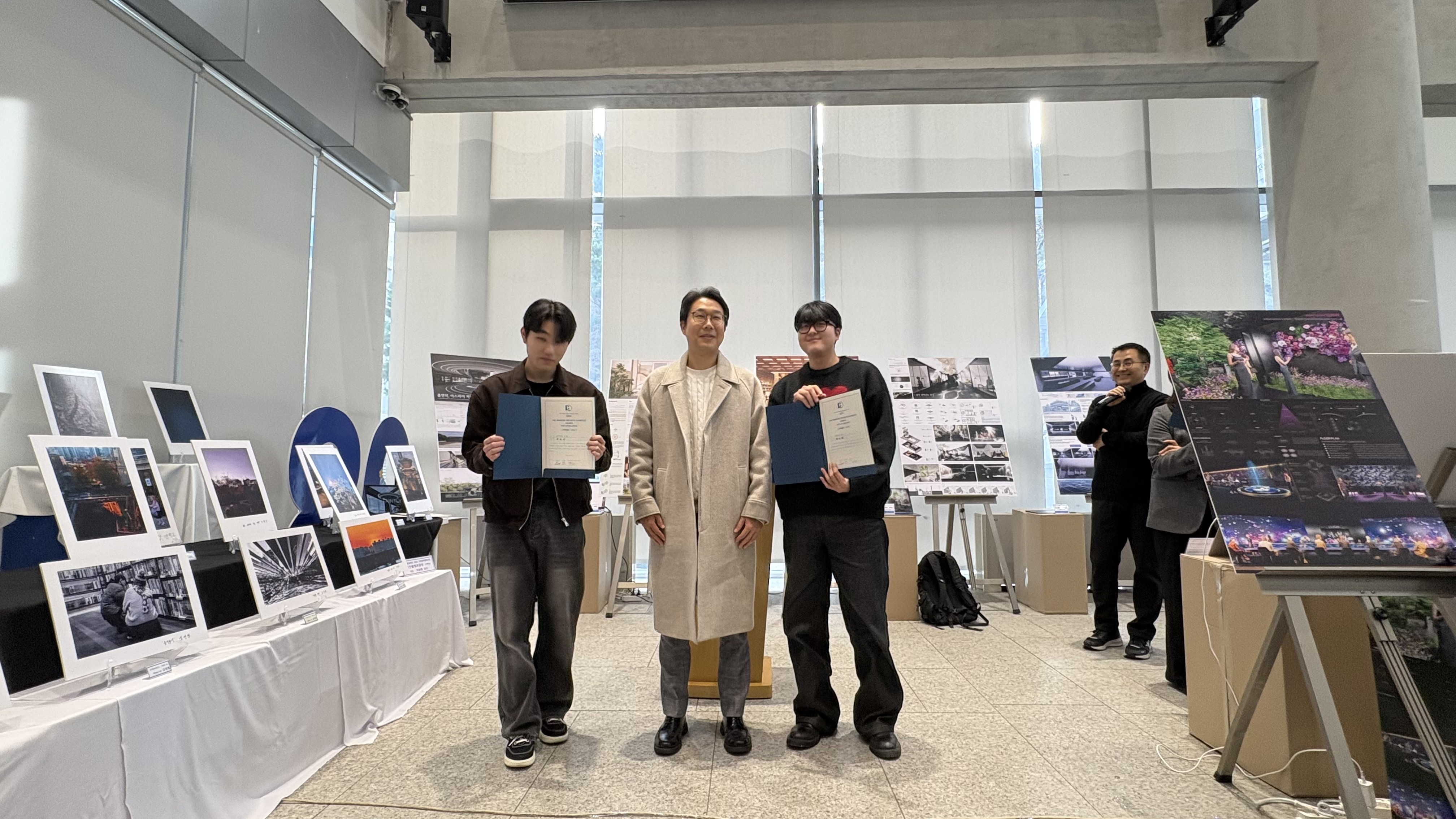 이창원 교수가 수상자들에게 상장을 수여하고 있습니다.