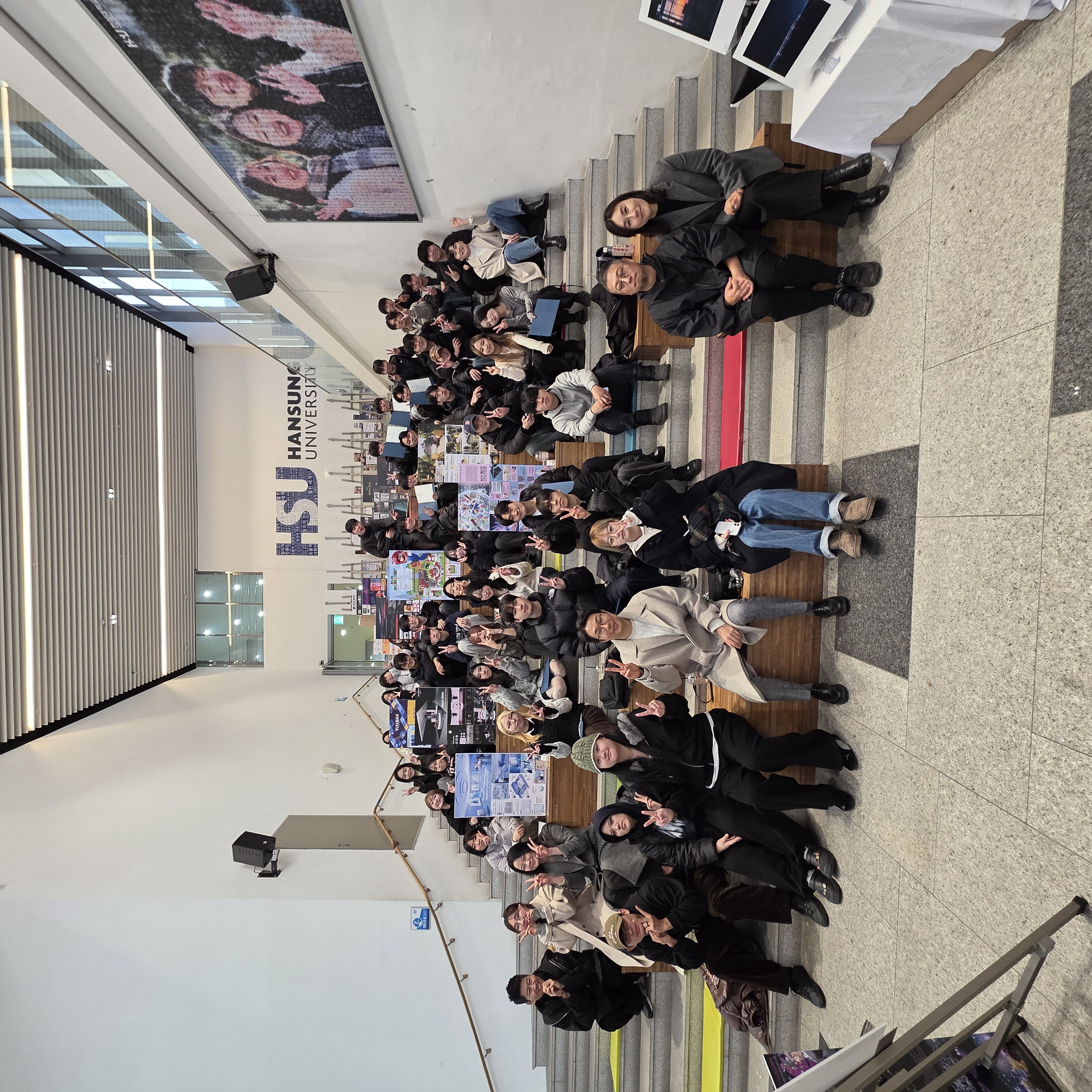 상상홀에서 과제전 단체사진을 찍었습니다.