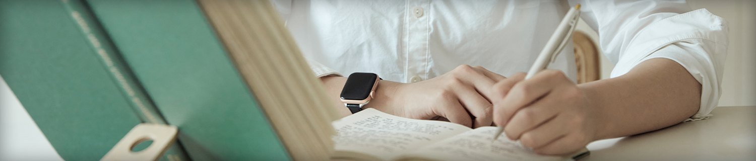 사람이 필기하는 사진