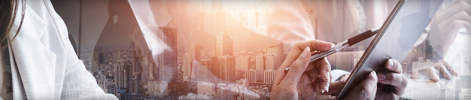 도시를 배경으로 하여 투명하게 노트를 들고있는 손 사진