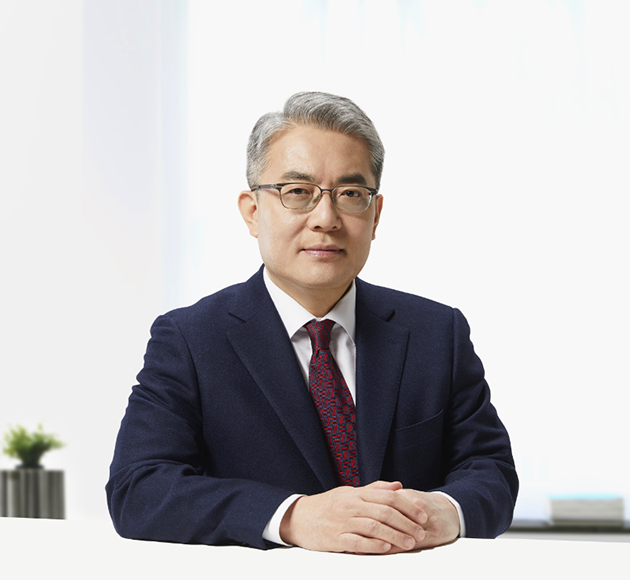 한성대학교 총장 이창원이 정면을 바라보며 앉아있는 모습